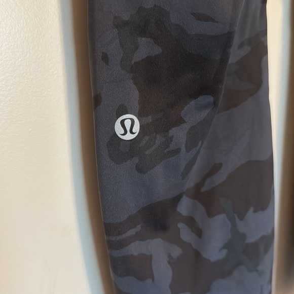 25" Lululemon Leggings w/ pockets and drawstring - Picture 4 of 6